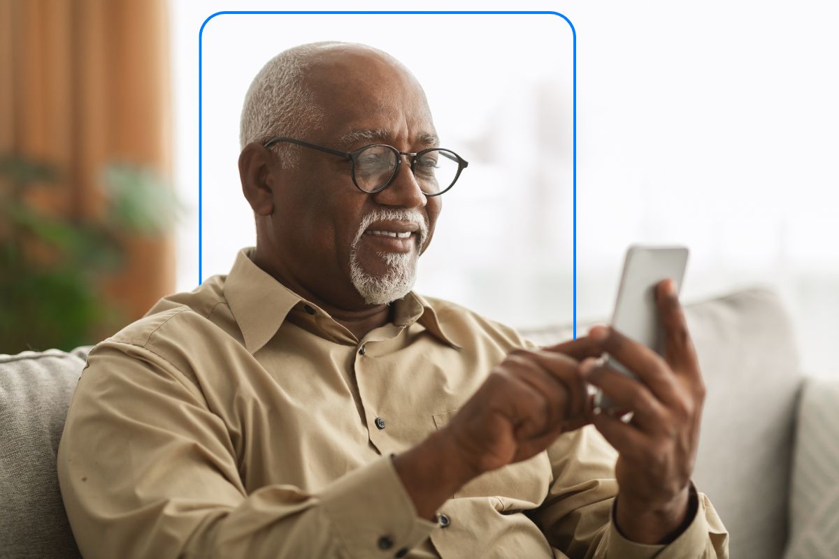foto de um senhor segurando um celular