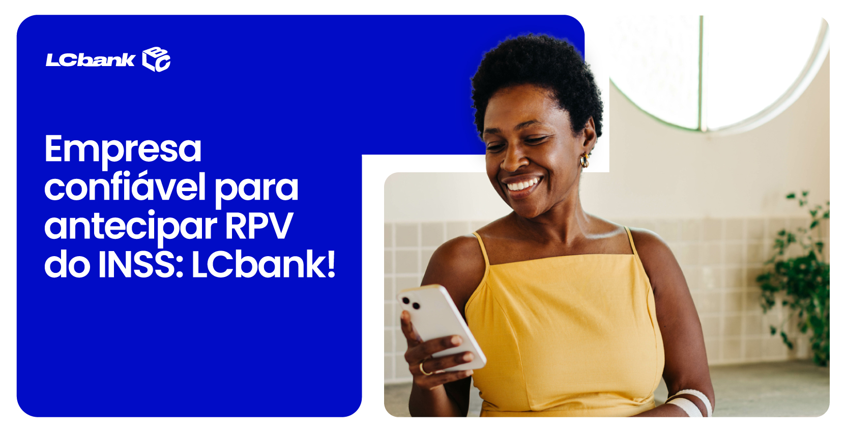 senhora negra, sorindo e segurando um celular